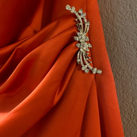 Beautiful dress - Picture 6 of 8